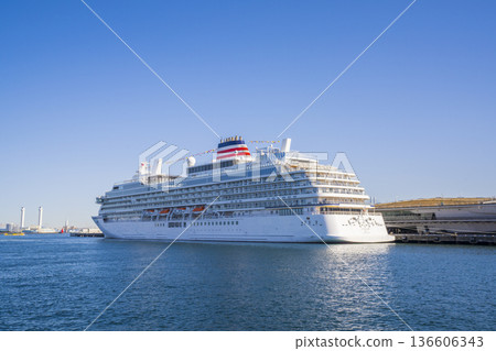 飛鳥III號停泊在橫濱大棧橋碼頭 136606343