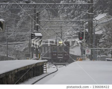 諾斯電氣鐵路公司的5100系列列車駛入白雪皚皚的車站 諾斯電氣鐵路公司的5100系列列車駛入白雪皚皚的車站 136606422