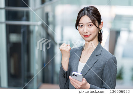 一位職業婦女正在操作智慧型手機 136606933