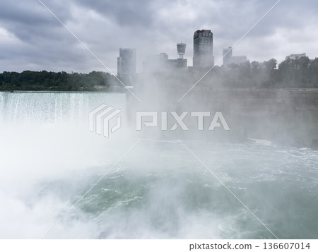 Niagara Falls shrouded in mist / Niagara Falls, Canada & USA 136607014