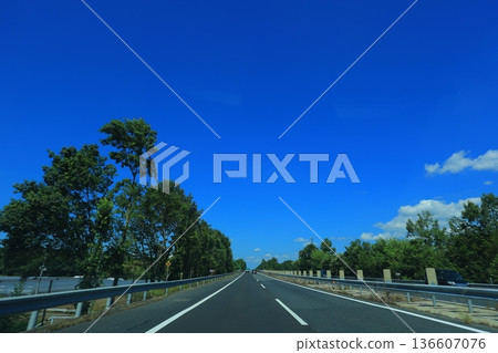 公路在晴朗的一天 136607076