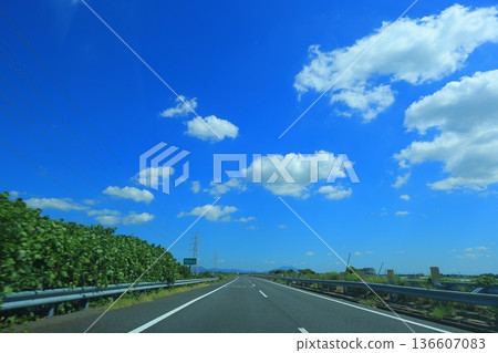 公路在晴朗的一天 136607083