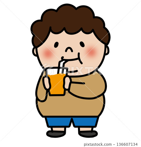 胖胖的捲髮男孩在喝果汁 136607134