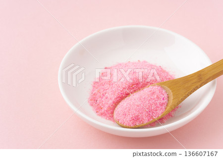 粉紅色背景的櫻花丹布,盛於盤子和湯匙上 粉紅色背景的櫻花丹布,盛於盤子和湯匙上 136607167