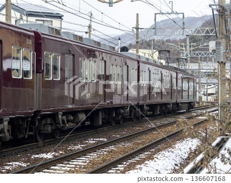 諾斯電氣鐵路公司的5100系列列車正駛過白雪皚皚的居民區 諾斯電氣鐵路公司的5100系列列車正駛過白雪皚皚的居民區 136607168