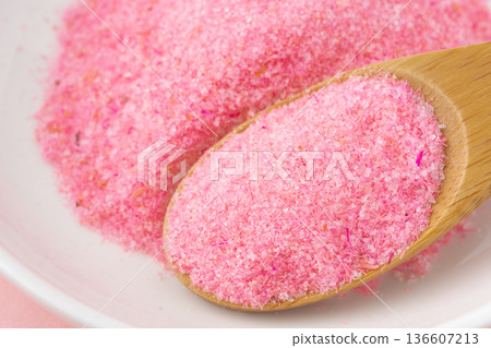 湯匙上的櫻花丹布特寫 湯匙上的櫻花丹布特寫 136607213