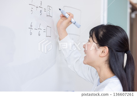 小學生在白板上寫分數 小學生在白板上寫分數 136607261