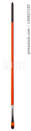 白色背景上的橘色細長畫筆(美術用品) 白色背景上的橘色細長畫筆(美術用品) 136607285