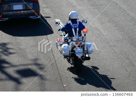 巡邏的警用摩托車圖片 136607468