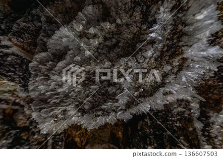 洞穴頂上盛開的冰花，百丈敷洞中神秘的冰晶 136607503