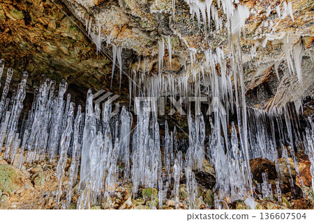 The mysterious underground world of stalagmites and icicles in Hyakujojiki Cave 136607504