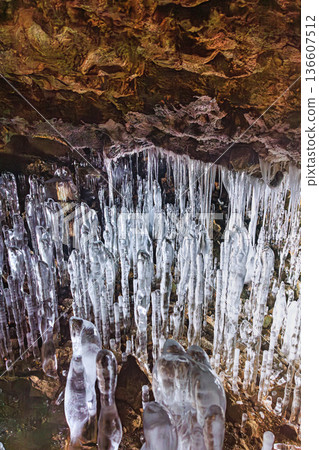 The fantastical ice world of "Nyoronyoro" ice stalagmites growing in the Hyakujojiki Cave 136607512