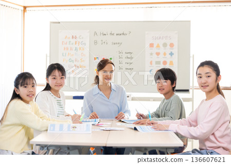 教育:一位孩子正在上英語會話課,一位母語教師正在授課。 教育:一位孩子正在上英語會話課,一位母語教師正在授課。 136607621