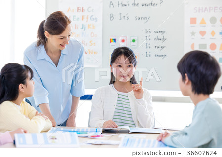 教育:一位孩子正在上英語會話課,一位母語教師正在授課。 教育:一位孩子正在上英語會話課,一位母語教師正在授課。 136607624