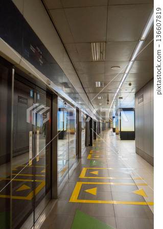 印尼雅加達地鐵站的現代化月台景觀 136607819