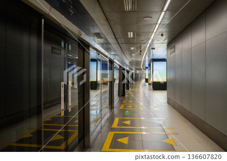 印尼雅加達地鐵站的現代化月台景觀 136607820