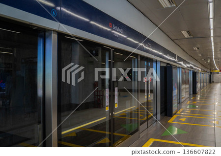 印尼雅加達地鐵站的現代化月台景觀 136607822