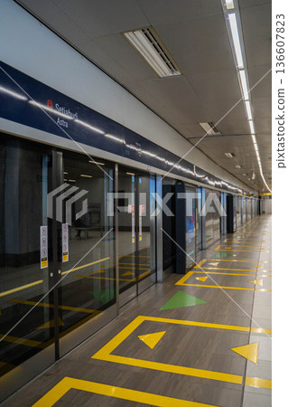 印尼雅加達地鐵站的現代化月台景觀 136607823