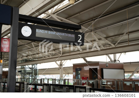 Jakarta MRT station platform and electronic display board: Modern urban railway infrastructure 136608101