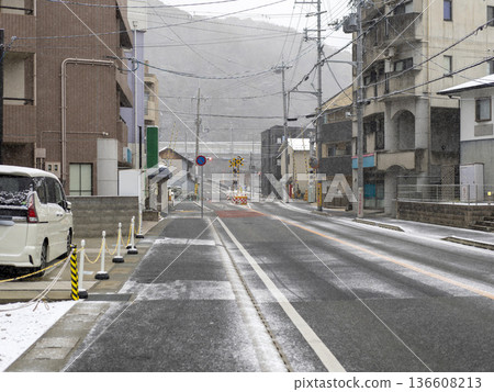 白雪皚皚的居民區和鐵路道口 白雪皚皚的居民區和鐵路道口 136608213