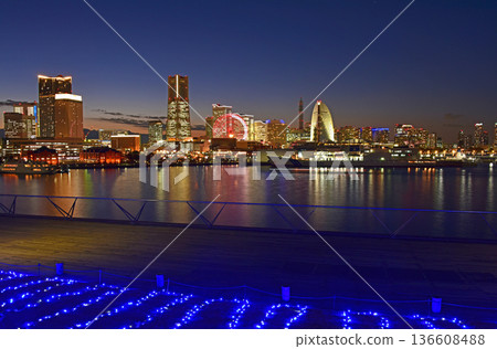 從橫濱大棧橋碼頭欣賞日落,港未來 從橫濱大棧橋碼頭欣賞日落,港未來 136608488