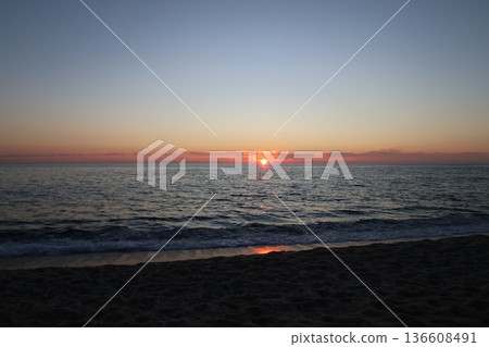 Sunset ocean horizon. High quality photo 136608491