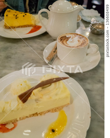 在咖啡館享受下午茶時光的桌子 136608499