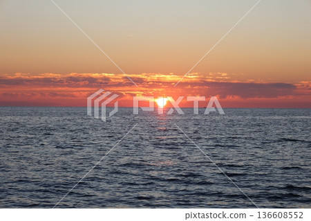 Sunset ocean horizon. High quality photo 136608552