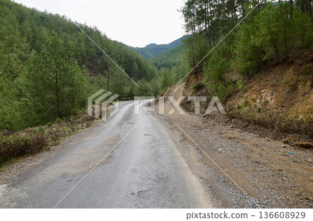 Rural gravel road. High quality photo 136608929