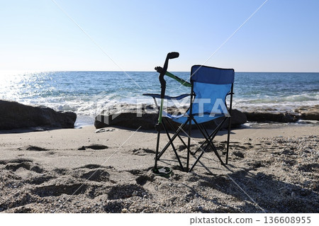 Beach metal detecting. High quality photo 136608955