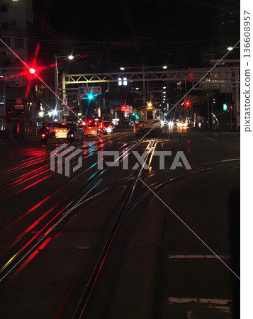 冬季的播磨屋橋十字路口附近的夜景（從土佐電碼頭線播磨屋橋站拍攝） 136608957