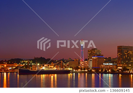 從橫濱大棧橋碼頭和山下公園欣賞日落 136609145