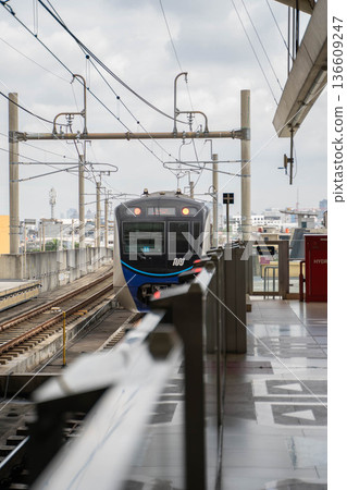 一列火車駛入車站(雅加達地鐵,印尼) 一列火車駛入車站(雅加達地鐵,印尼) 136609247