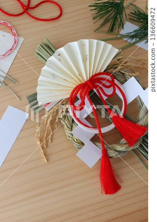 新年裝飾品,附註連繩裝飾品,手作過程【特寫,自然,簡約】 新年裝飾品,附註連繩裝飾品,手作過程【特寫,自然,簡約】 136609472