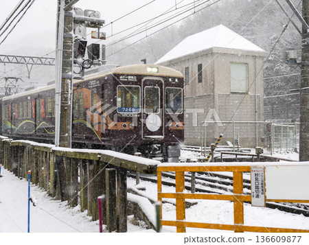 諾斯電氣鐵路的7200系列列車行駛在雪地裡 136609877