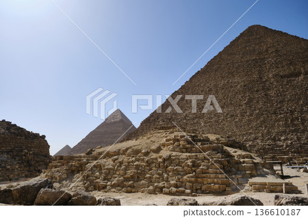 Giza pyramid complex 136610187