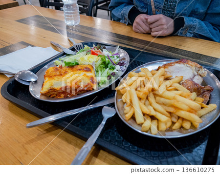 在國外享用豐盛的千層麵和薯條。 136610275