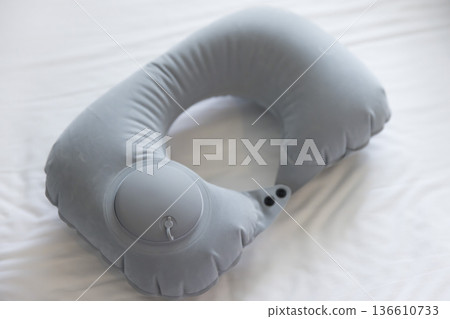 飯店床上放著充氣頸枕 136610733