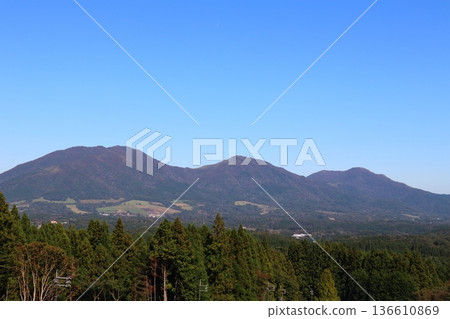 The three peaks of Hiruzen shining against the blue sky The three peaks of Hiruzen shining against the blue sky 136610869