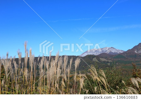 從紀梅台展望台眺望秋日的大山 從紀梅台展望台眺望秋日的大山 136610883