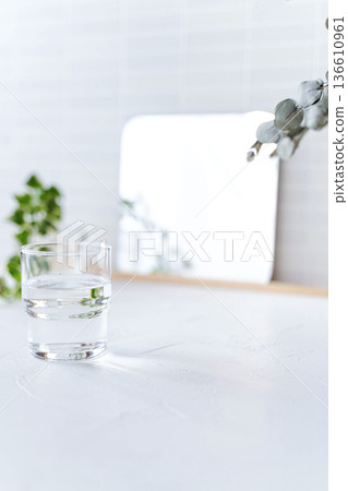 室內植物和晨洗 136610961