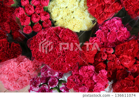 在一家花店排隊的七彩花朵 在一家花店排隊的七彩花朵 136611074