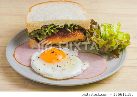 炸丸子三明治和火腿蛋三明治 炸丸子三明治和火腿蛋三明治 136611193