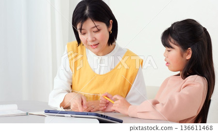 小學生參加課後活動 136611468