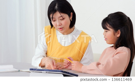 小學生參加課後活動 136611469