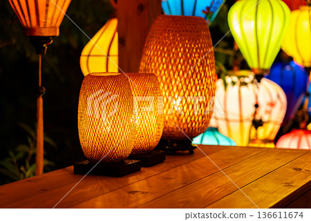 竹製燈具散發出柔和舒緩的光芒 136611674