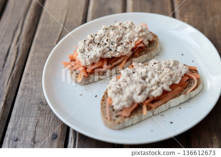 鮪魚胡蘿蔔開放式三明治,用的是柏林鄉村麵包(Berliner Landbrot),一種德國黑麥麵包。 鮪魚胡蘿蔔開放式三明治,用的是柏林鄉村麵包(Berliner Landbrot),一種德國黑麥麵包。 136612673
