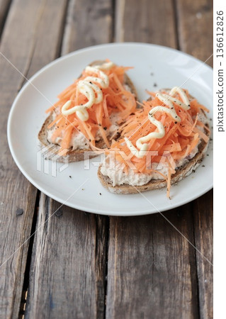 鮪魚胡蘿蔔開放式三明治,用的是柏林鄉村麵包(Berliner Landbrot),一種德國黑麥麵包。 鮪魚胡蘿蔔開放式三明治,用的是柏林鄉村麵包(Berliner Landbrot),一種德國黑麥麵包。 136612826