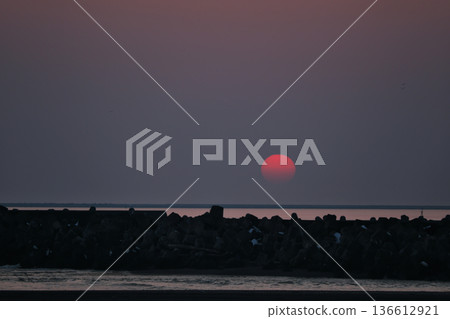 北海道濱松太平洋上的鮮紅色日落 北海道濱松太平洋上的鮮紅色日落 136612921