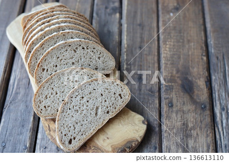 Thinly sliced Berliner Landbrot, German rye bread 136613110